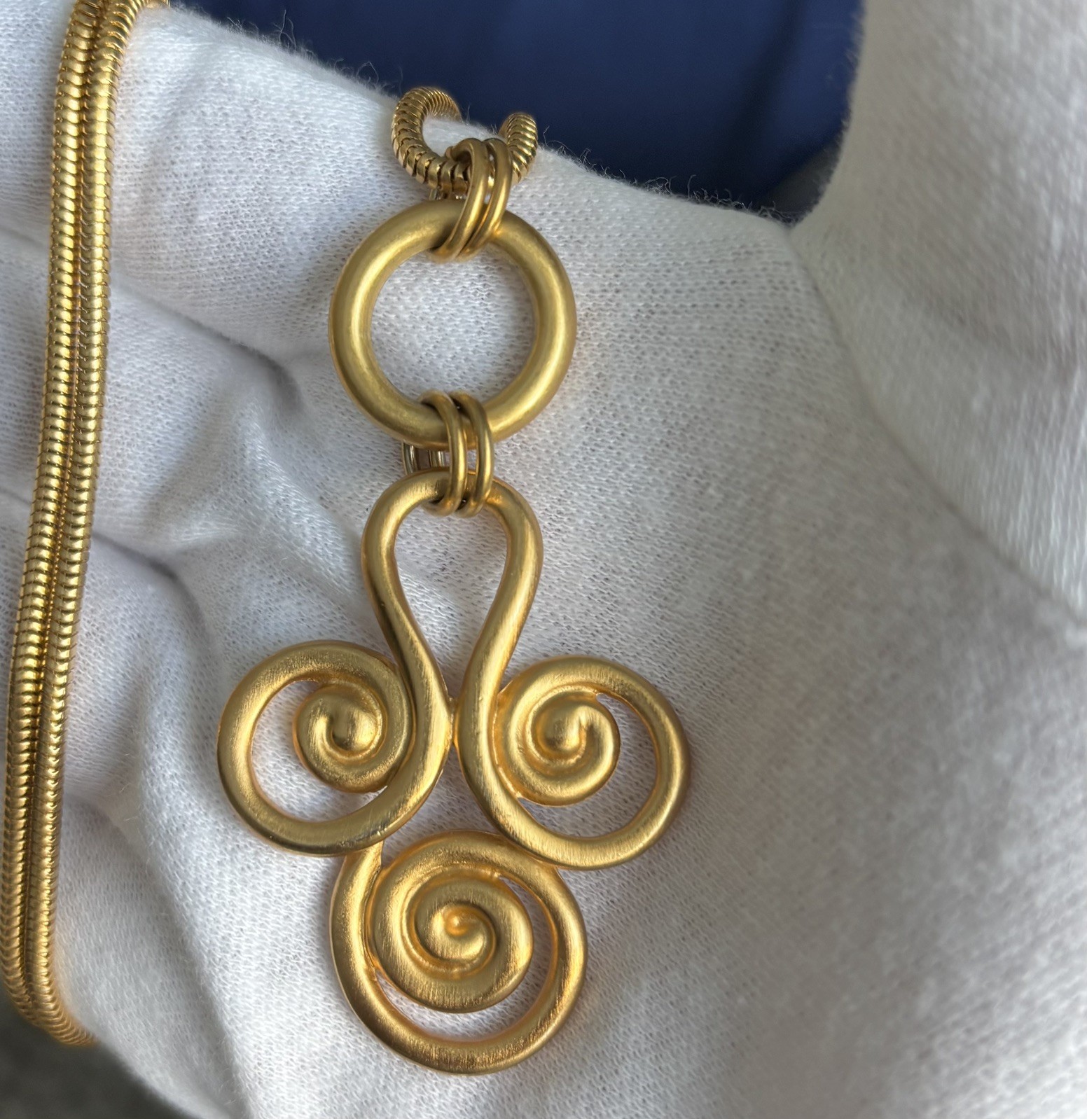 VTG Anne Klein Satin/Matte Gold Abstract Open Swirl Pendant Necklace 34” Chain