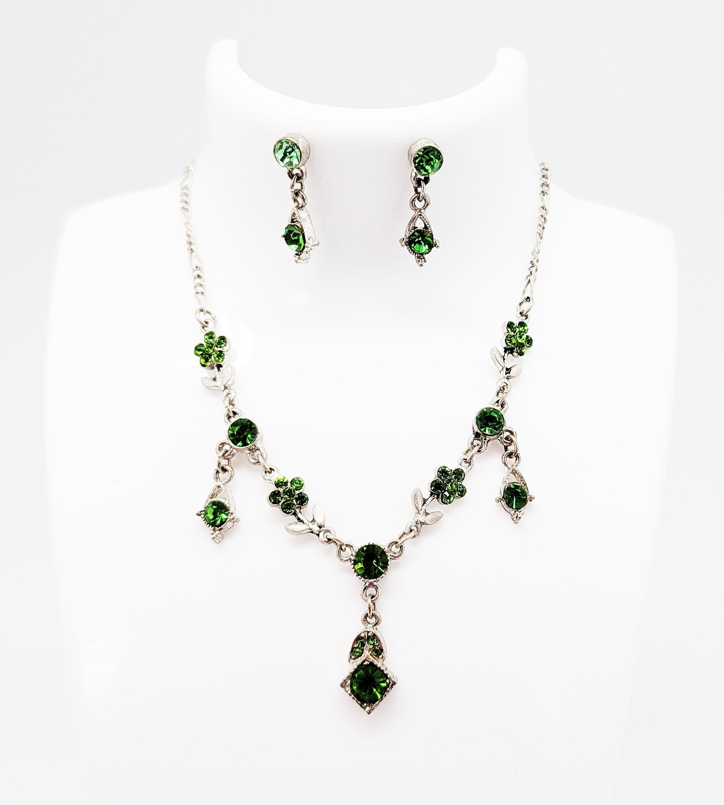 DESIGNER INSPIRED 16 in GREEN MULTI CRYSTAL SILVER TONE FLORAL DROP JEWELRY SET