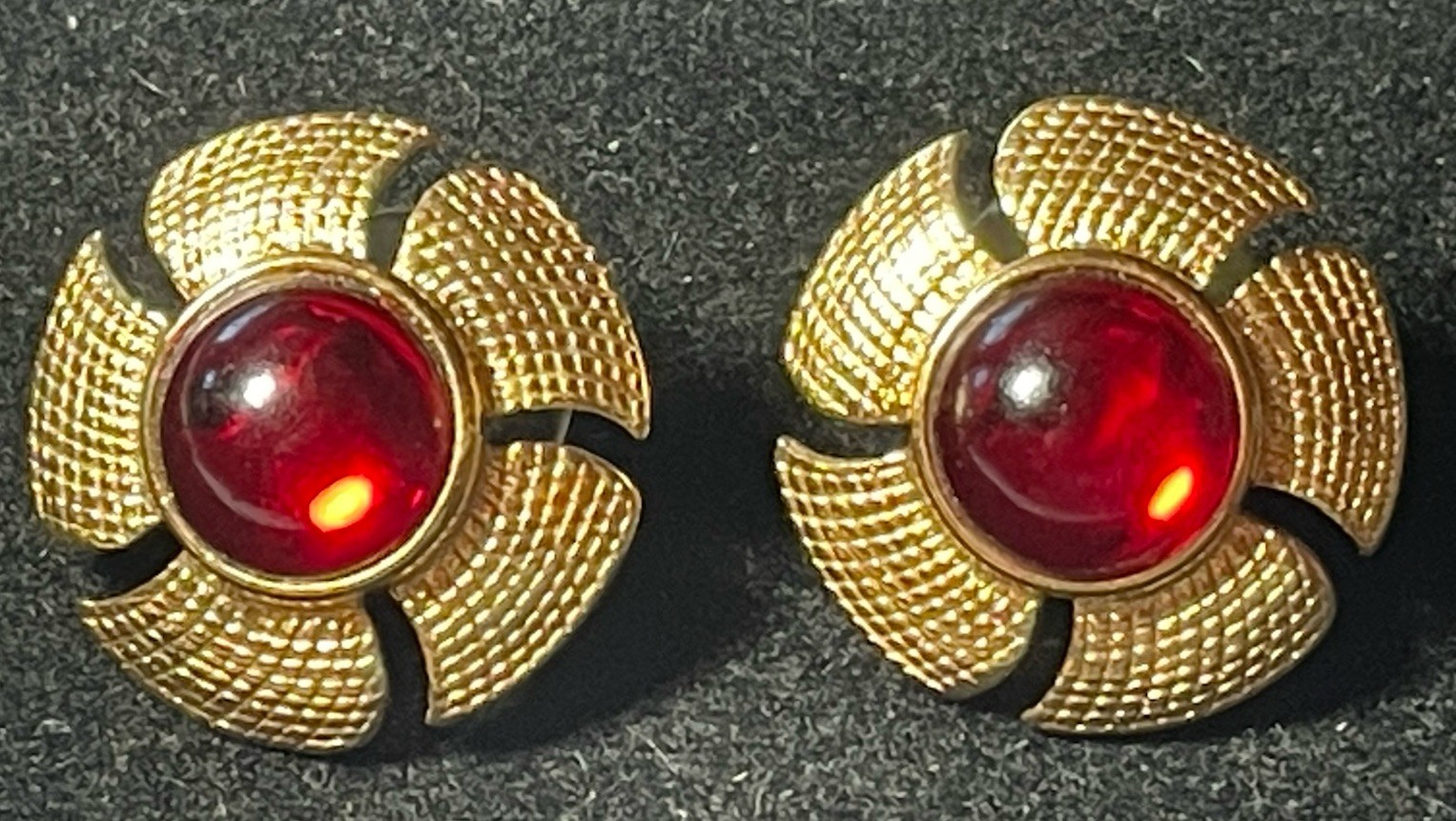 VINTAGE SARAH COVENTRY FLOWER-STYLE RUBY RED LUCITE CABOCHON CENTER EARRINGS SC2
