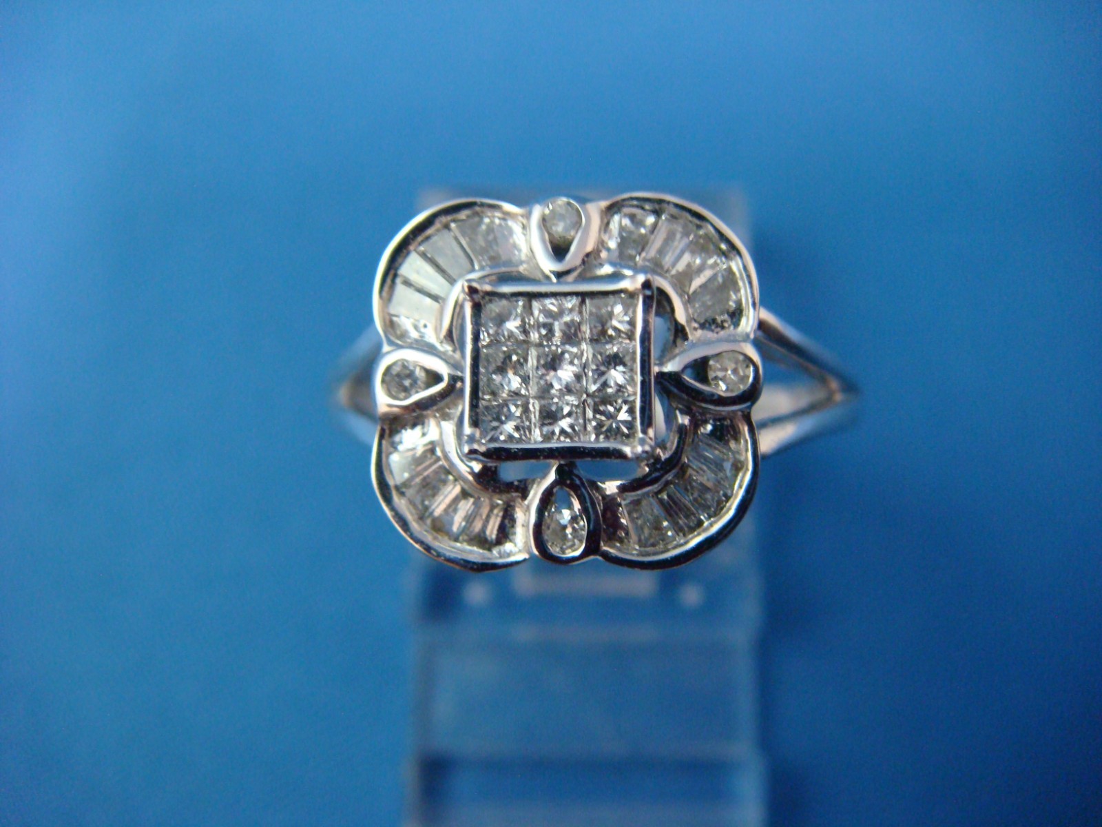 14 KT. NATURAL PRINCESS AND BAGUETTE DIAMONDS LADIES RING 3.2 GRAMS SUIZE 7