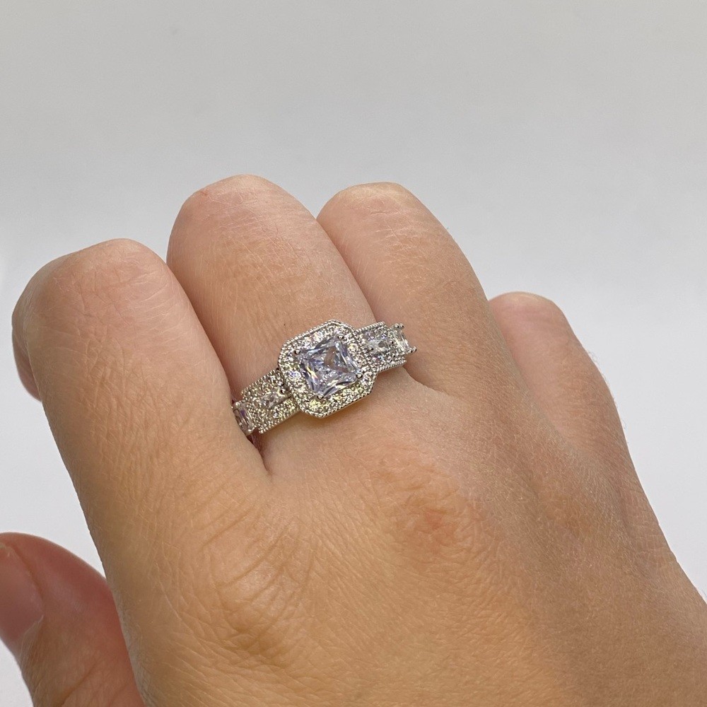 Modern style Sterling Silver Ring with white Sparkly diamond