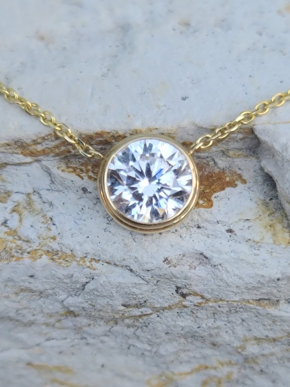 14k Solid Yellow Gold AAA Iced Station Pendant Chain Necklace 18″ Signed 2.27gr