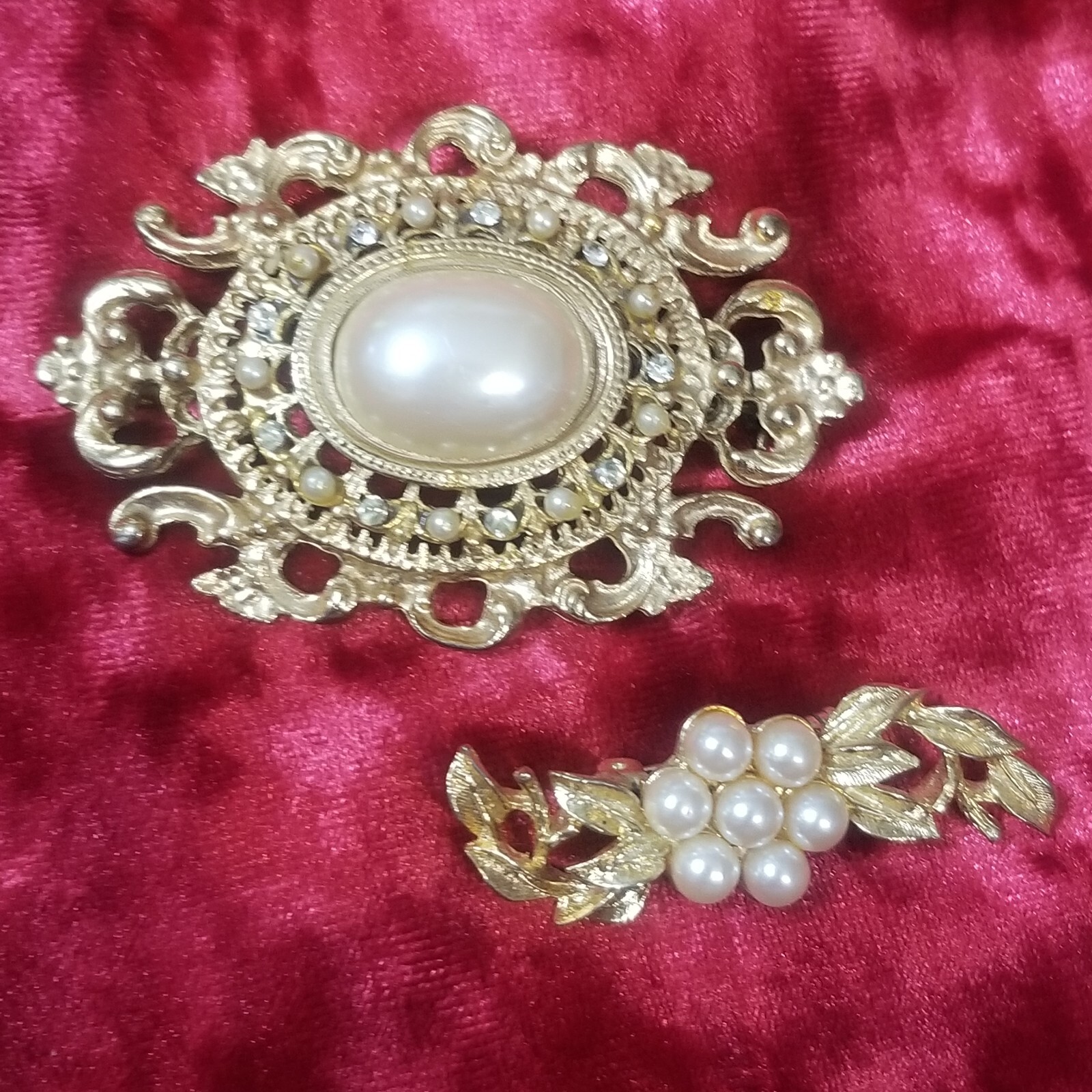Richelieu 2 Brooch Pins 1 Large Oval & 1 Bar Pin Faux Pearls Gold Tone Vintage