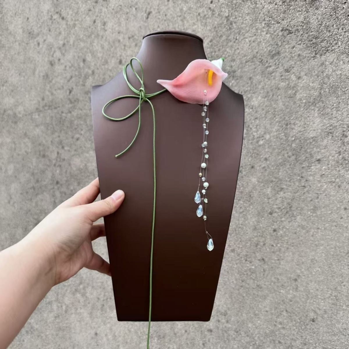 Pink gradient calla lily necklace, exquisite and versatile tassel choker