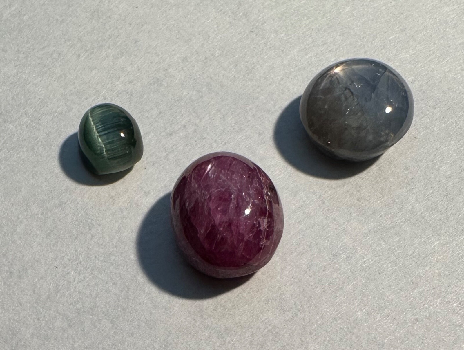 STAR SAPPHIRE CABOCHON 5.25CT, STAR RUBY SAPPHIRE 6.71CT, CAT’S EYE TOURMALINE 1
