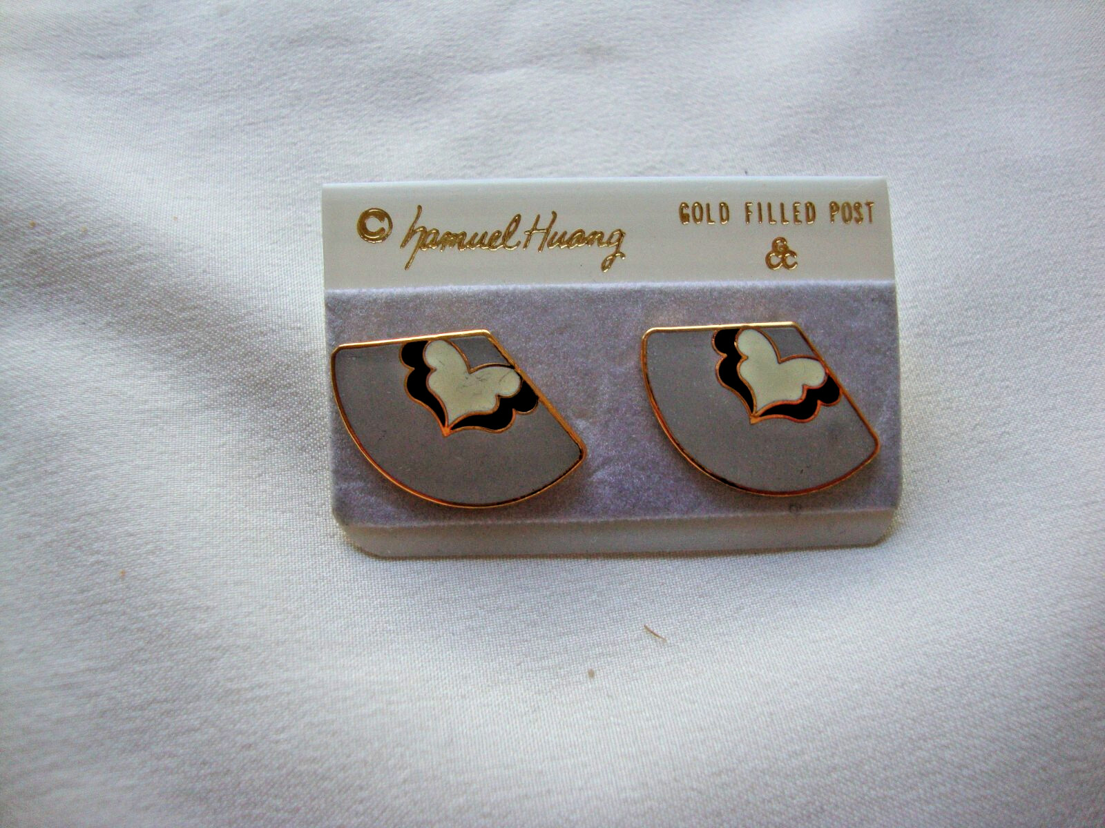 VINTAGE SAMUEL HUANG SIGNED DESIGNER CLOISONNE FAN WHITE BLACK & GRAY EARRINGS