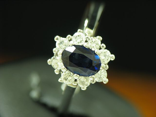 14kt 585 white gold ring with 1.10ct synth sapphire & 0.40ct brilliant/3.1g/RG 58