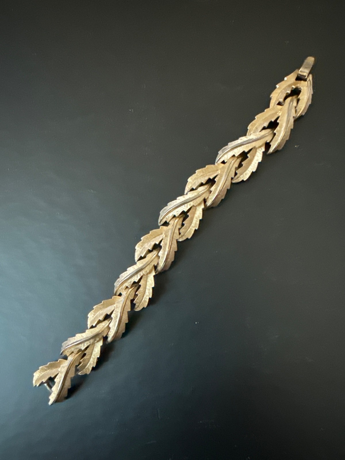 Vintage gold-tone Trifari leaf bracelet – 7”