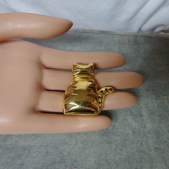 Vintage Gold one FAT Striped Openwork Cat Brooch Jonette Jewelry Pin Signed JJ
