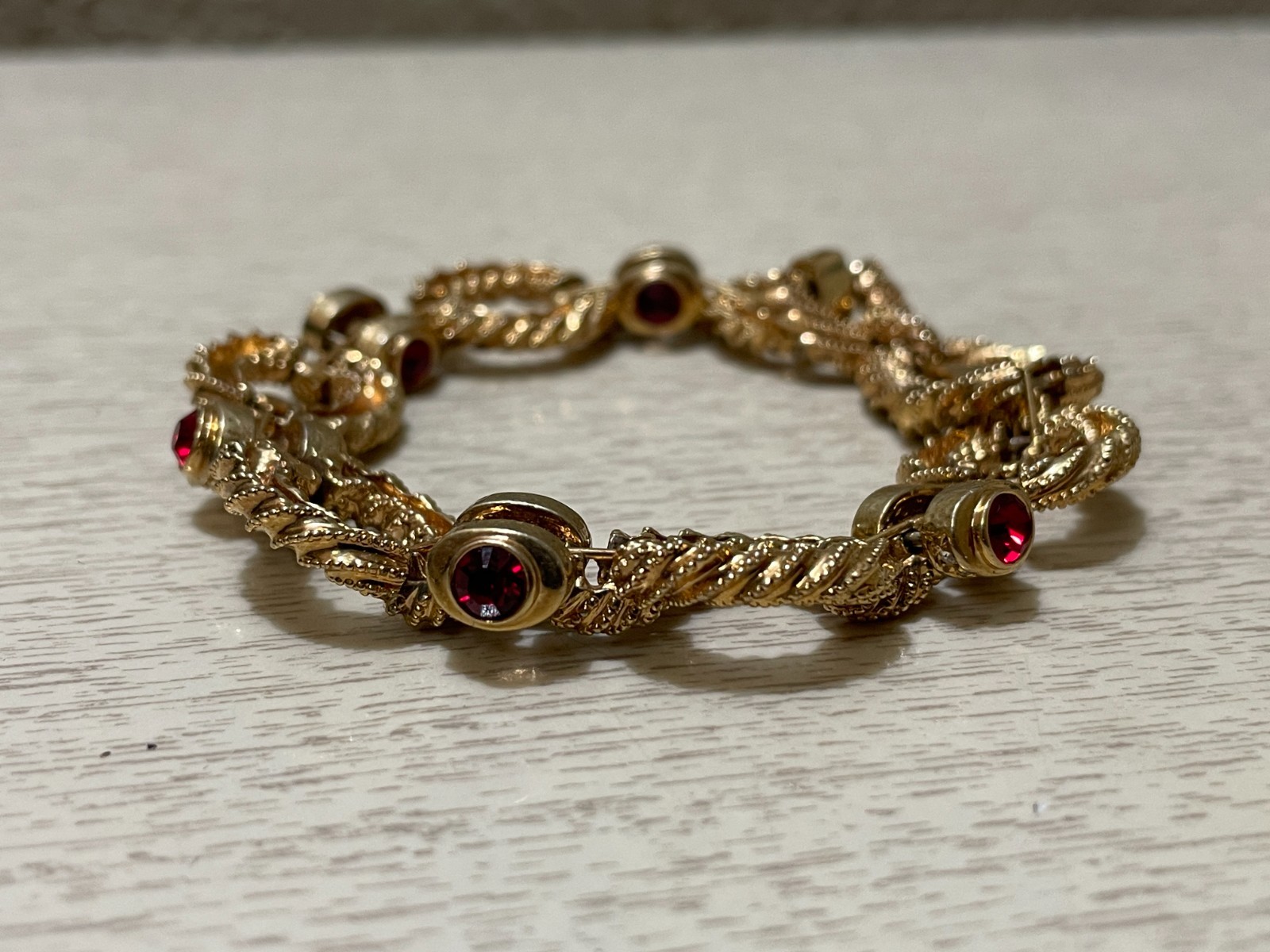 JACKIE KENNEDY HEAVILY TEXTURED RINGS WITH CLEAR AND RED RONDEL ENDCAPS BRACELET