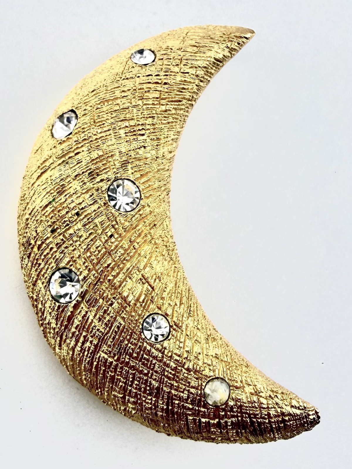 CHRISTIAN DIOR VTG GOLDTONE DIAMANTÉ CRYSTAL CRESCENT MOON BROOCH AS IS K885D