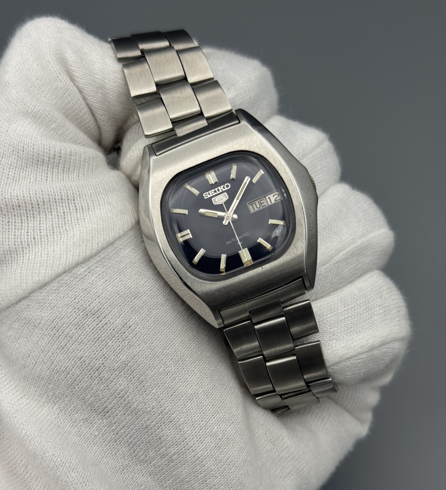 TV Shape Vintage Seiko 5 Automatic Black Dial Day/Date Men’s Wrist Watch Japan