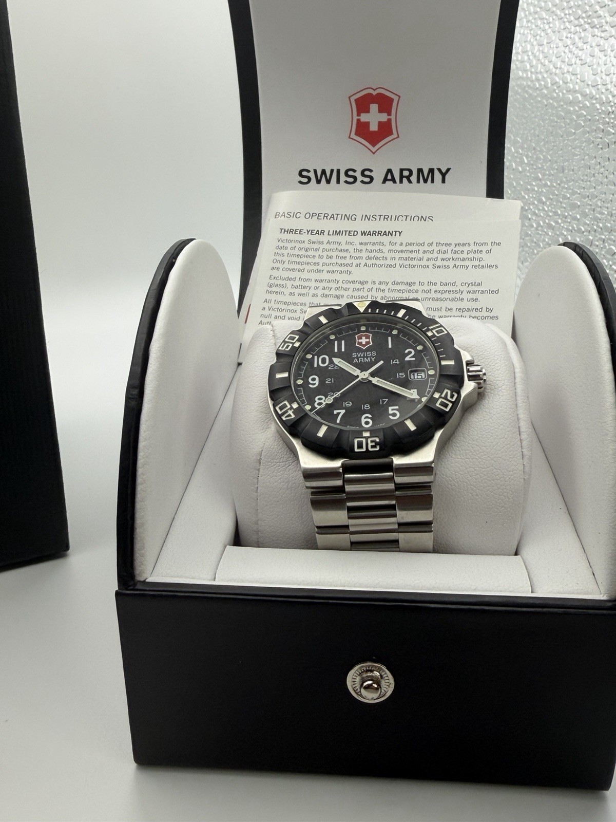 Victorinox Swiss Army Maverick 39mm Quartz Black Dial Watch Box Papers Links