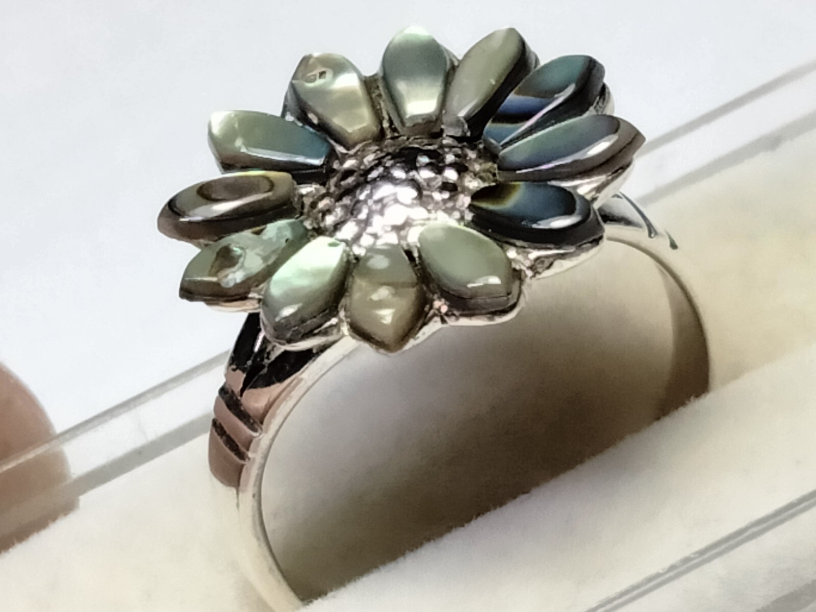 ABALONE SHELL INLAYS IN FLOWER SHAPE STERLING SILVER.925 RING SIZE 9.0-9.25!