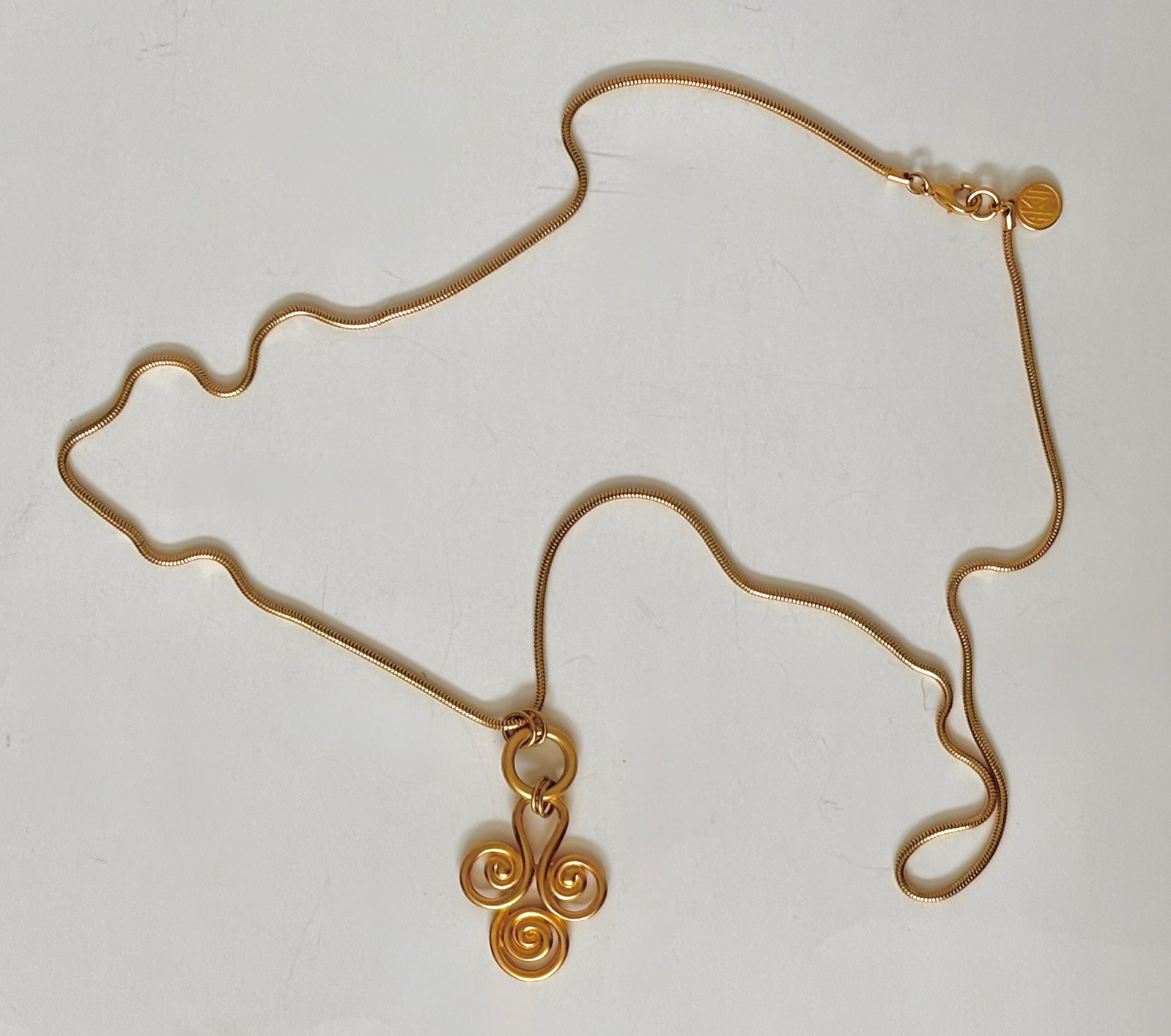 VTG Anne Klein Satin/Matte Gold Abstract Open Swirl Pendant Necklace 34” Chain