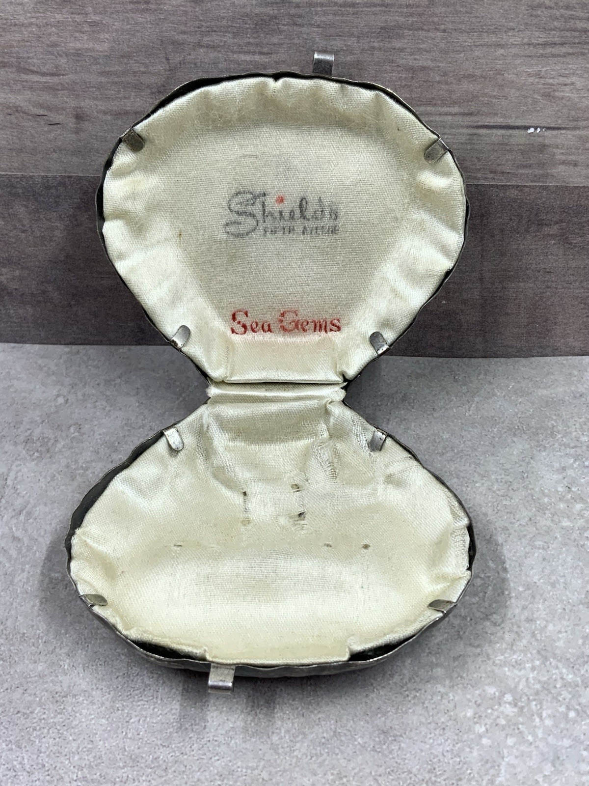 Vint. SHIELDS SEA GEMS 1940’s Clam Shell Peral Presentation Metal Box3.25″x3″x1″