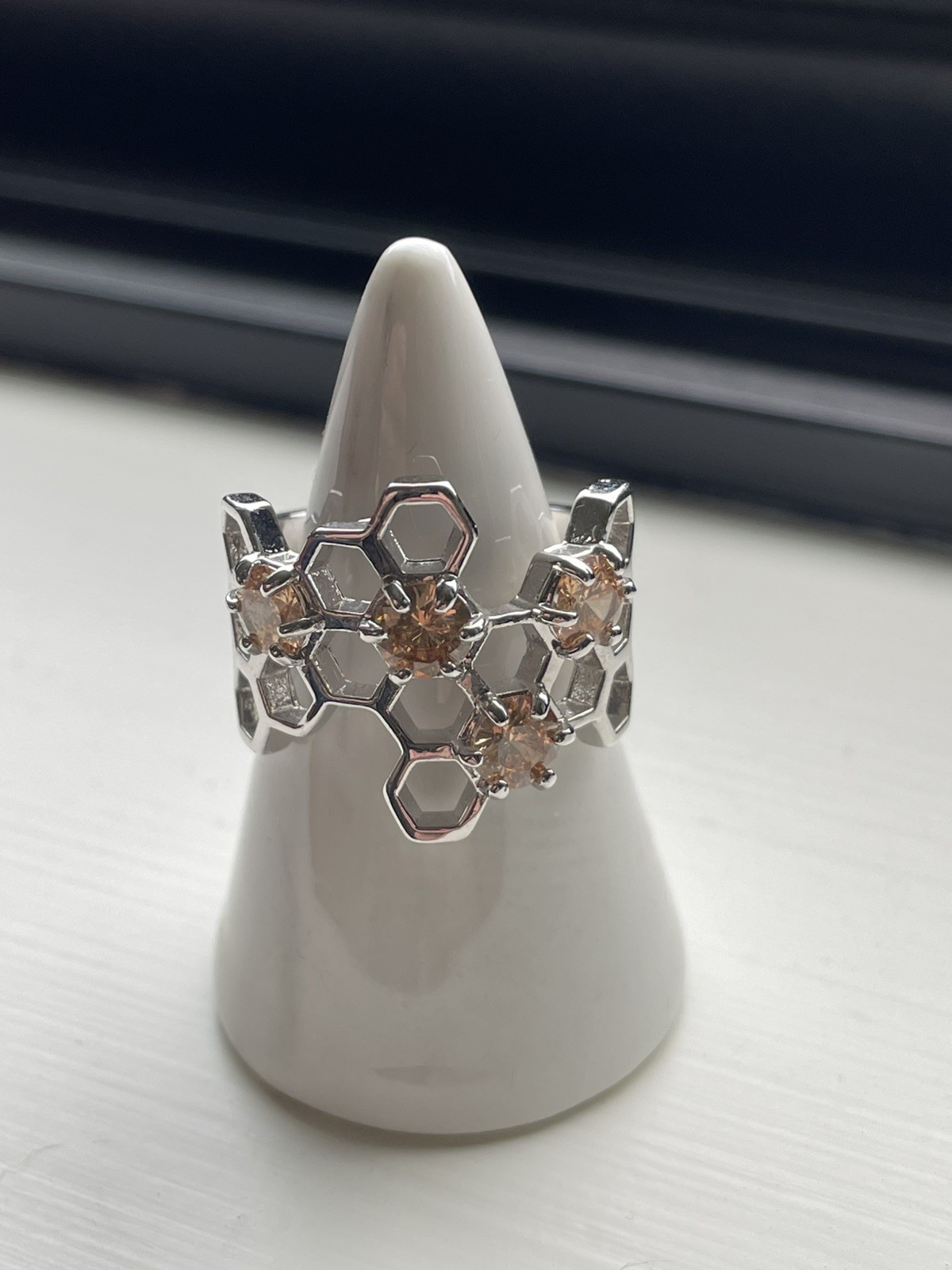 Ring Bomb Party Retro Queen Bee 2020 RARE large Honeycomb Peach Band Size 8