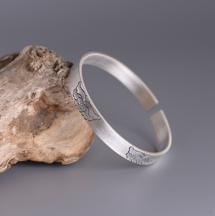 I05 Bangle Stylized Flowers Fine Silver Silver 999