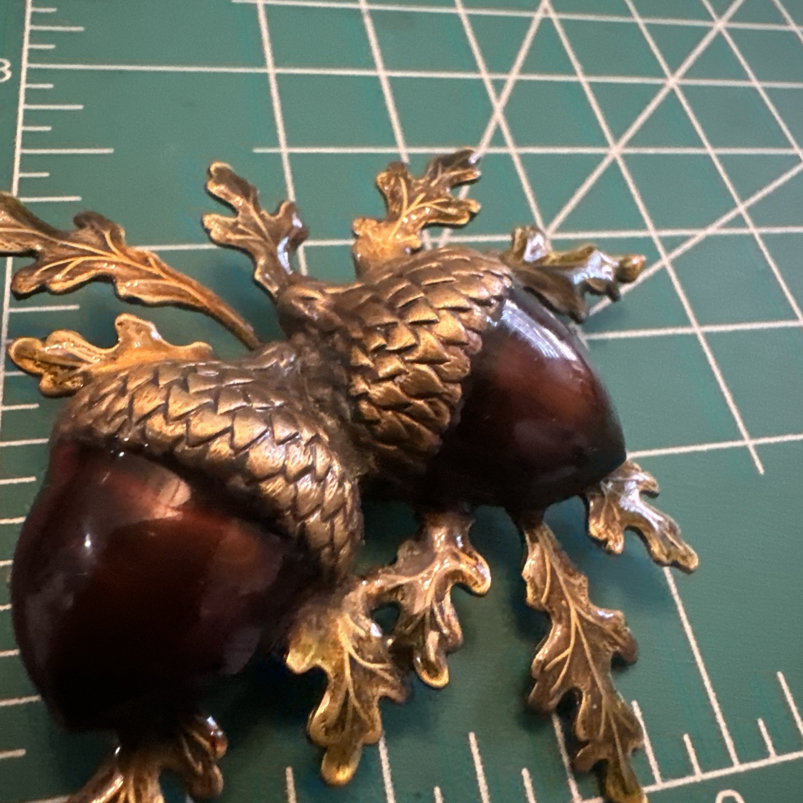 VINTAGE JEWELRY BROOCH PIN OAK LEAVES AND ACORNS ENAMEL