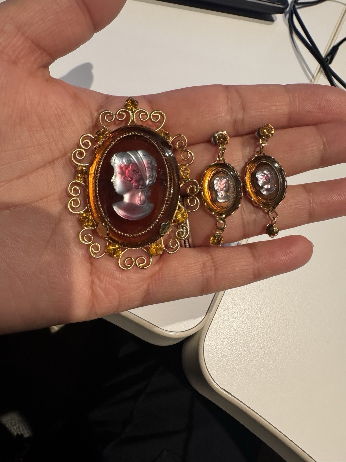 Confirmed Vintage JULIANA Cameo For CELEBRITY NY Brooch / Pendent & Earings Set