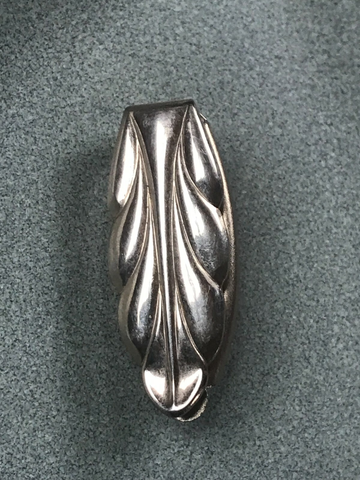 Vintage Light Goldtone Etched Leaf Clip Pin Brooch – 1.5 x 0.5 inches – GOOD to