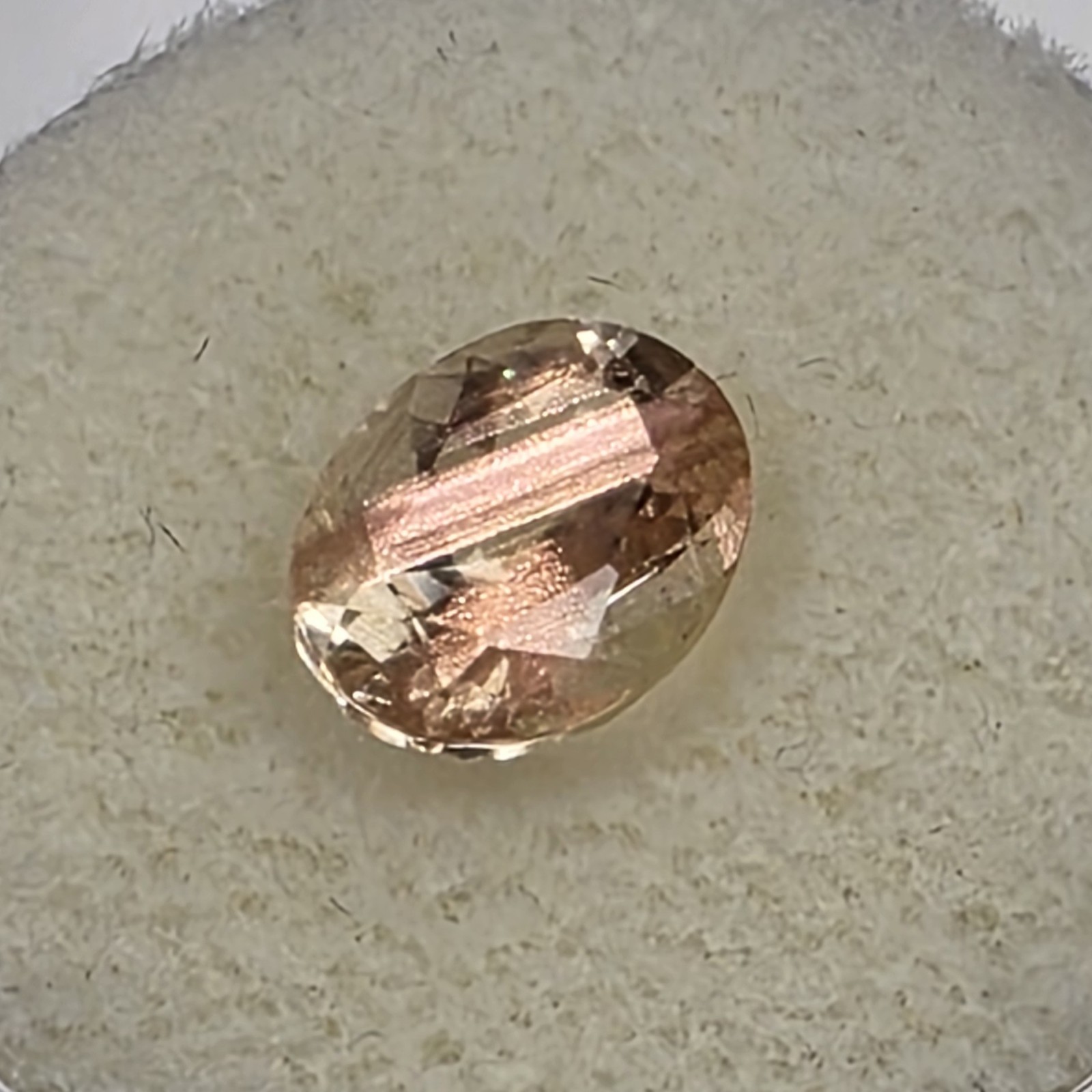 1.83 ct Oregon Sunstone –Oval Cut – Champagne with copper schiller