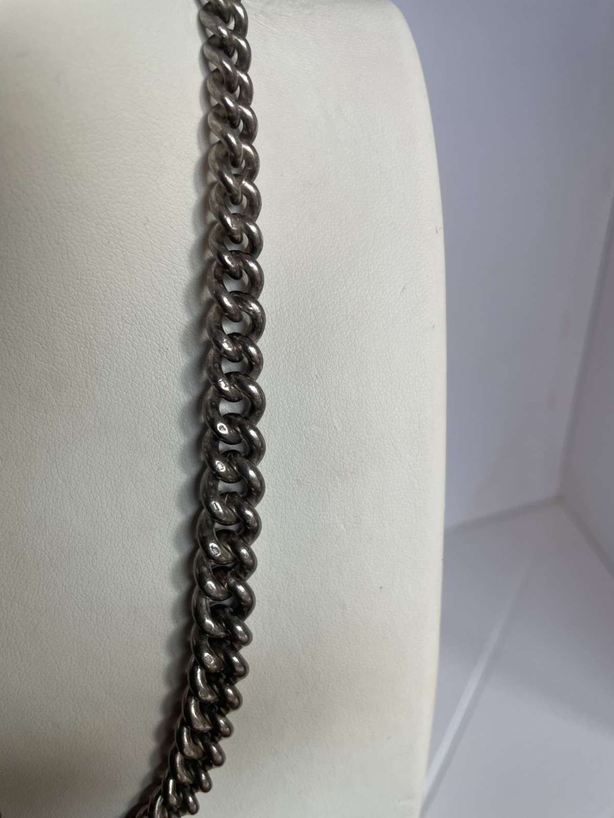 Sterling silver stamped antique fob chain w’ T bar + shield. 84 grs. L 38.5 cms