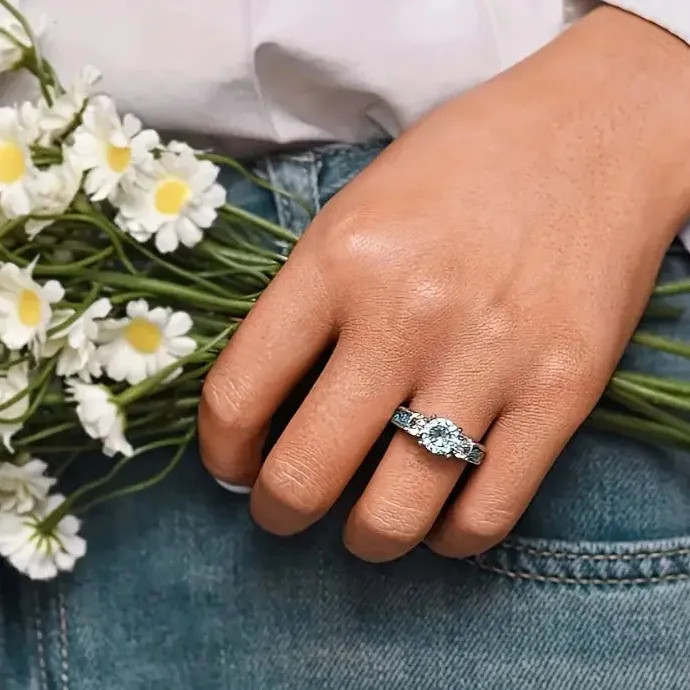 Fashion Inlaid Light Blue Zircon Women’s Ring Zinc Alloy Customized Jewelry