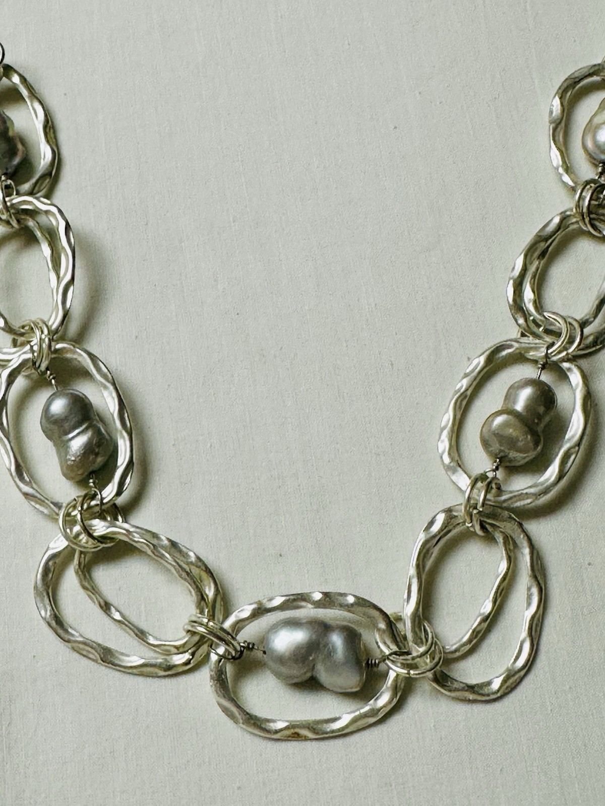 Hammered Silver Tone Oval Link Pearly Bead Collar Necklace n0357