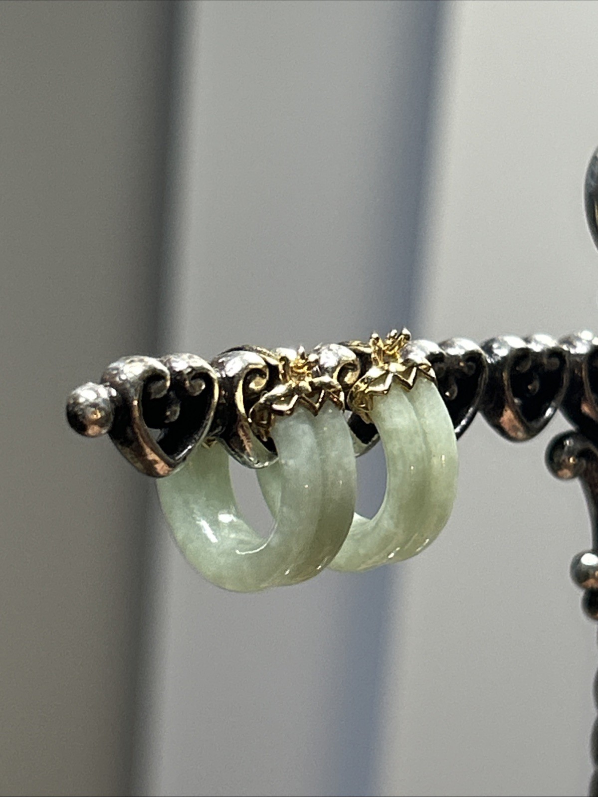 36. Vintage 14K Yellow Gold Light Green Jade Hoop Snap Earrings 17.4mm, 5.3g