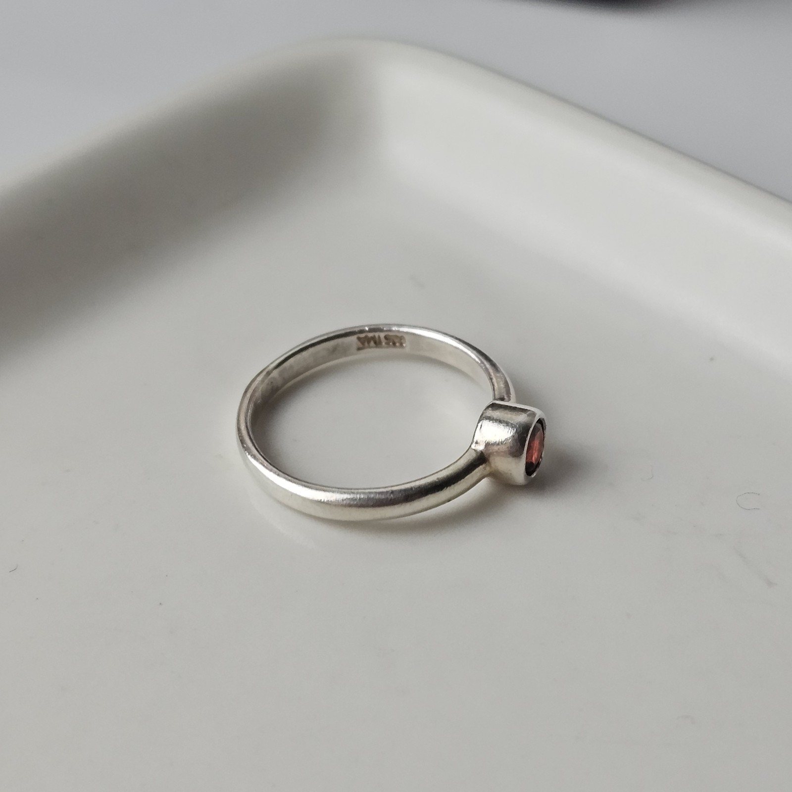 925 Sterling Silver Cabochon Garnet Minimalist Solitaire Ring Size 6 – 1.95 g