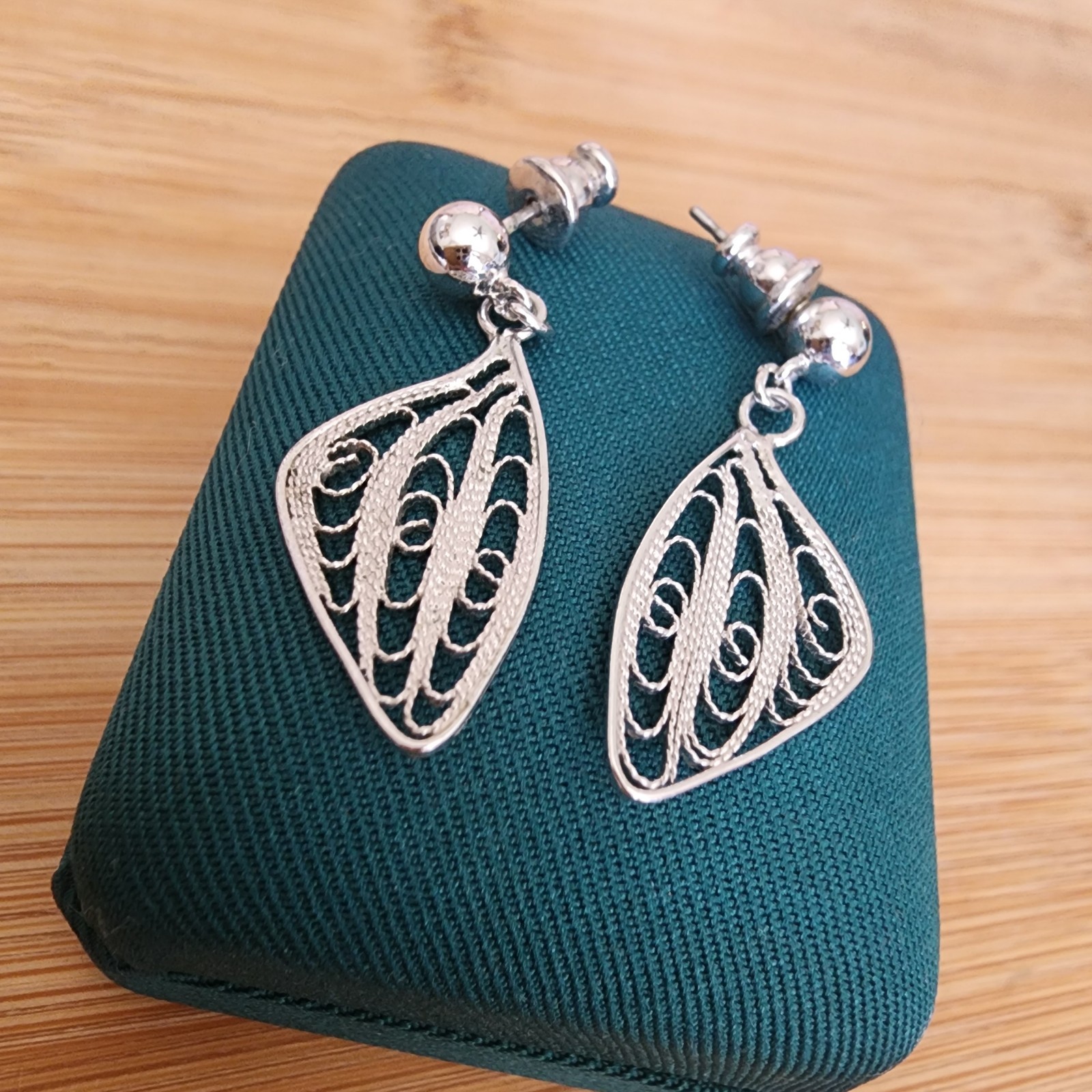 Delicate Silver Filigree Dangle Earrings Jewelry Special Occasion Everyday EUC