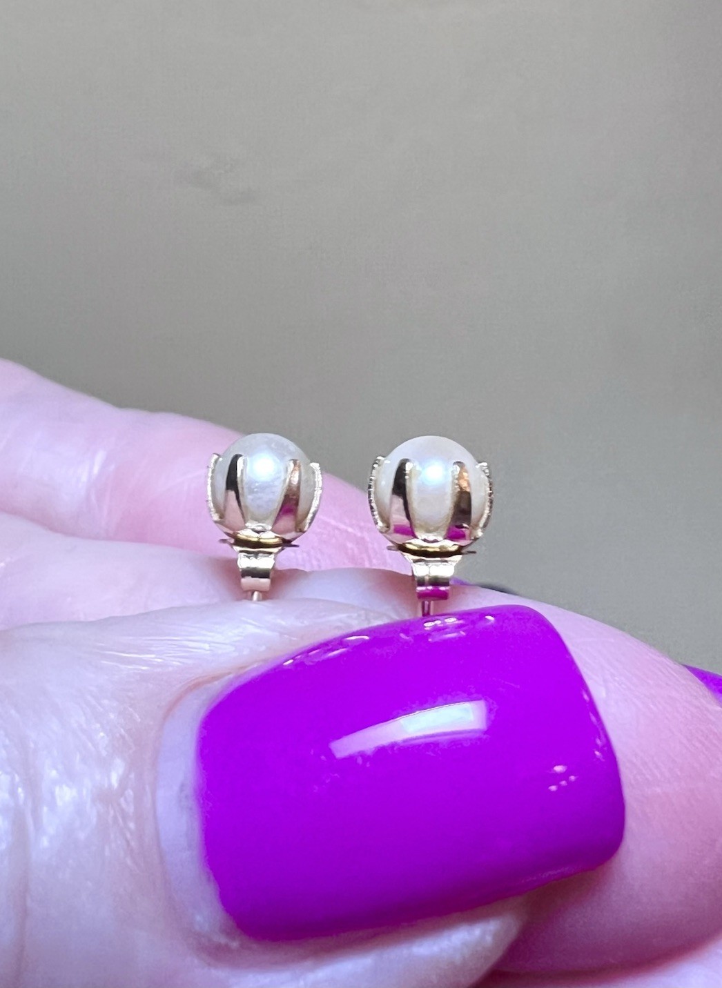 LOVELY Vintage 14 Kt. Yellow Gold Lustrous White Round Pearl Stud Earrings