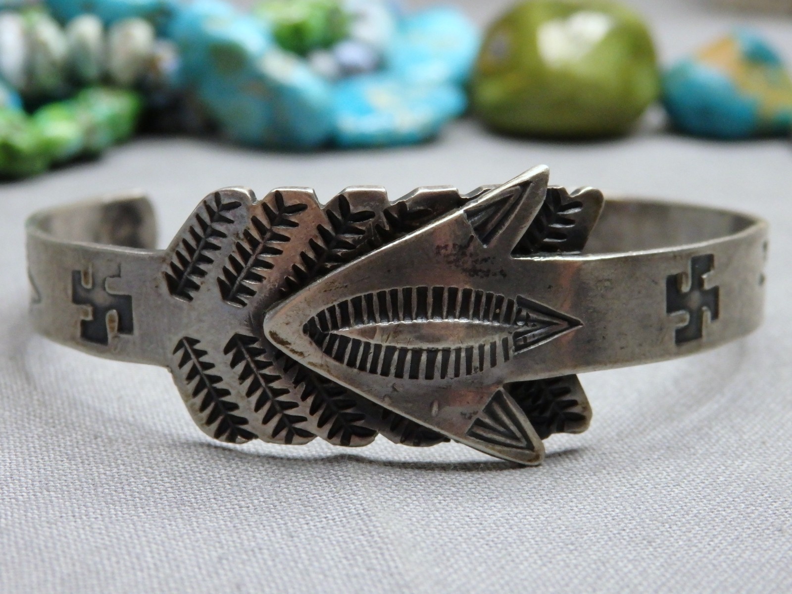 Fred Harvey Era NAVAJO Coin Silver WHIRLING LOGS ARROW Cuff Bracelet 5.25″-6.25″