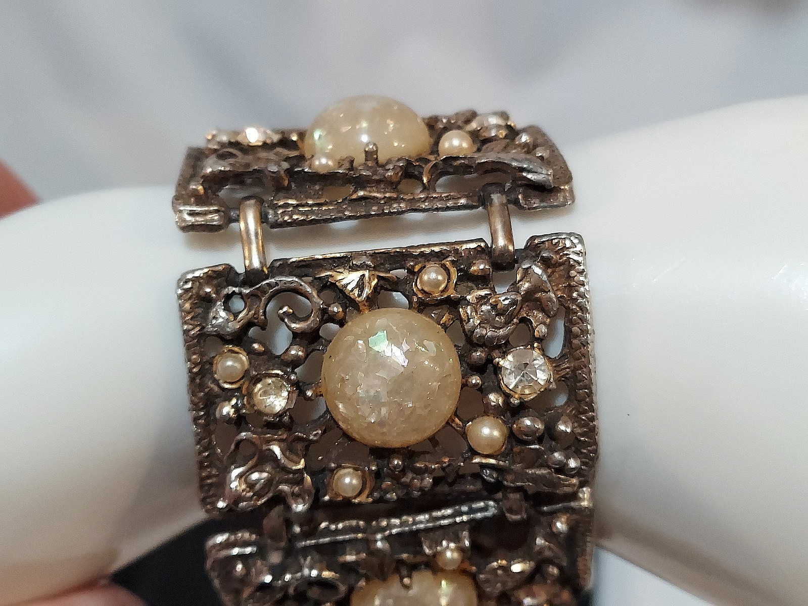Selro MCM Lucite Confetti Cabochons Faux Opal Pearl Rhinestone 3.7 oz 7 1/4″x2″