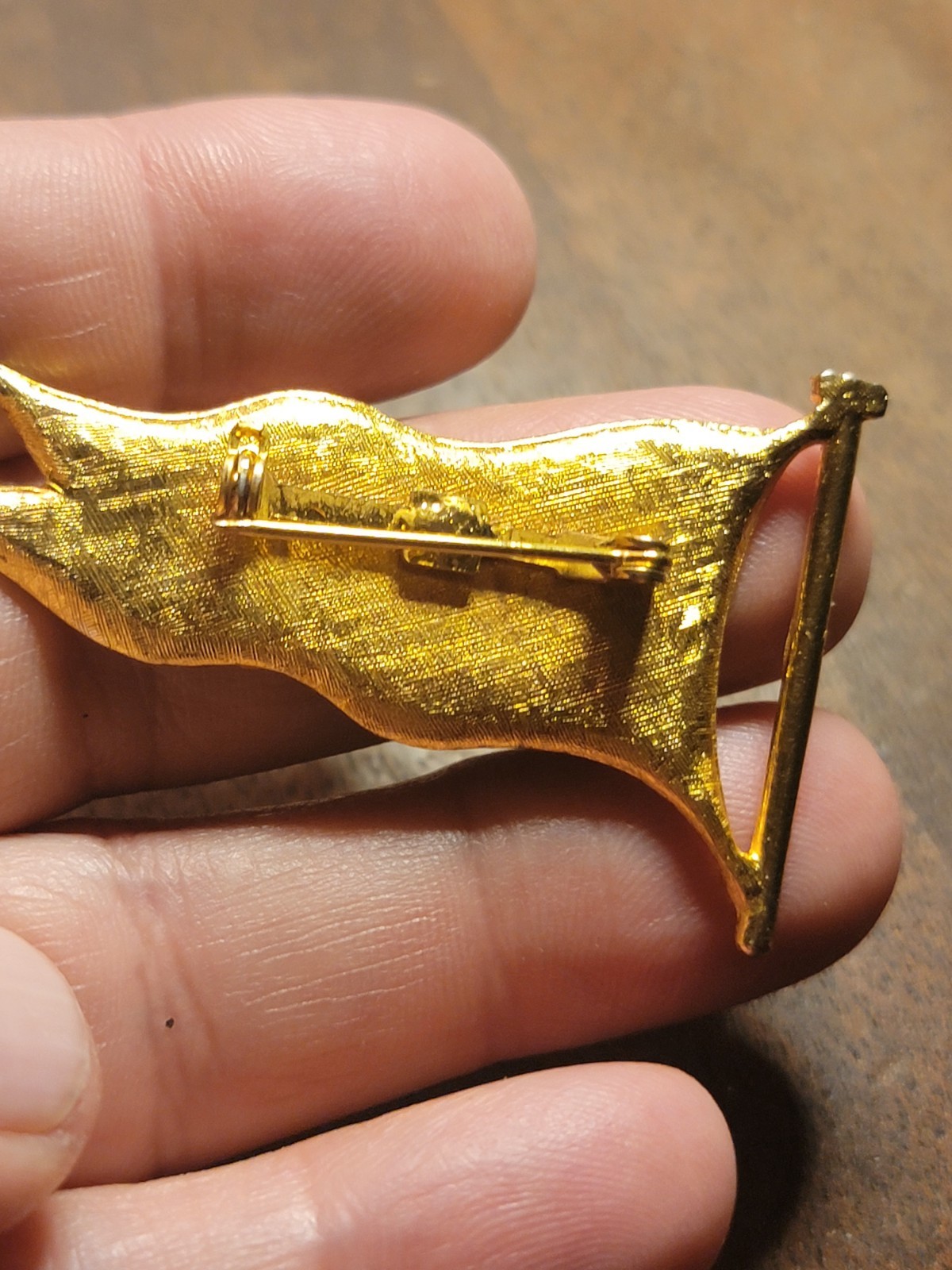 Vintage gold-toned enamel pin featuring the wavy flag of the Netherlands