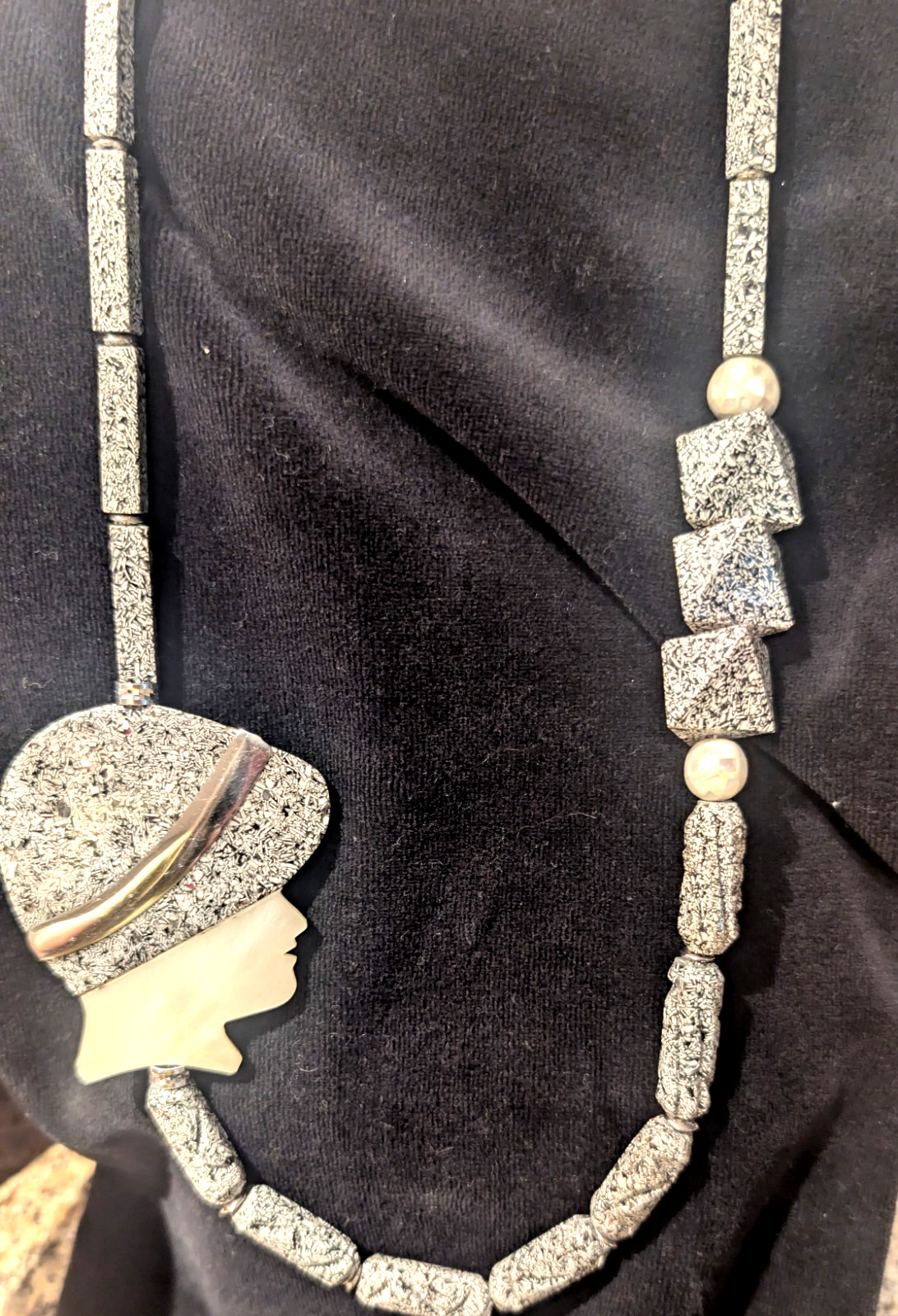 VTG. Lee Sands Inlaid Mother of Pearl Flapper Lady’s Head Silhouette Necklace