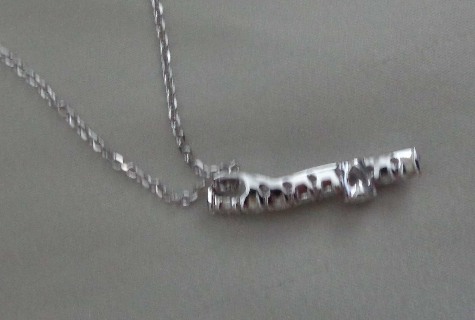 14KT WG DIAMOND PENDANT & 16″ WG CHAIN 8 DIAMONDS ON THE 1″ BAR