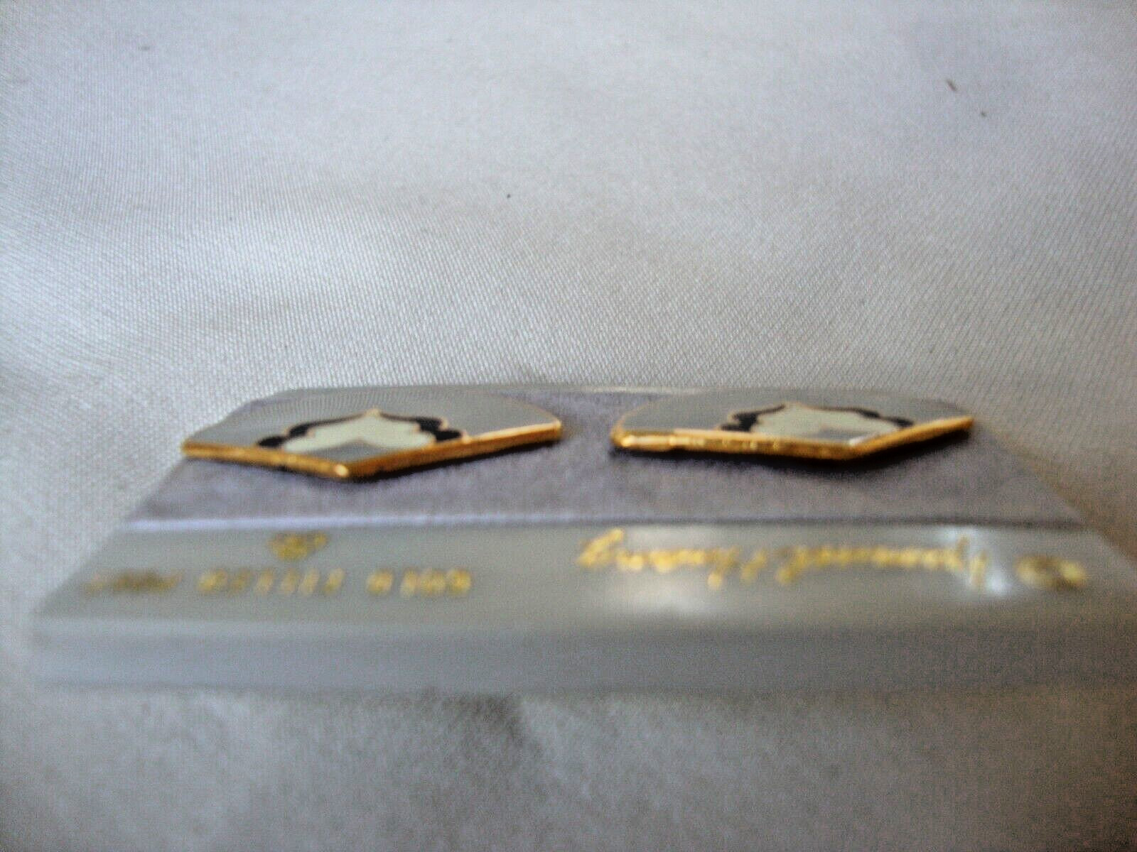 VINTAGE SAMUEL HUANG SIGNED DESIGNER CLOISONNE FAN WHITE BLACK & GRAY EARRINGS