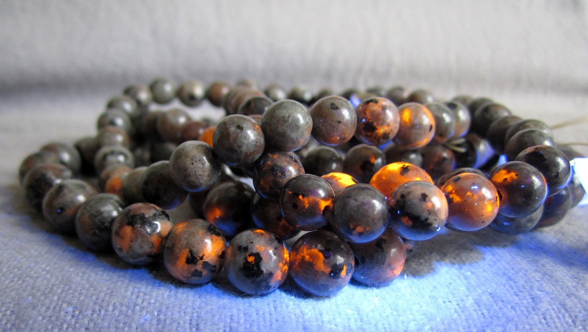 Yooperlite Bracelet – Fluorescent – Approx Ø 6 and 8 mm / 15-22 cm – Elastic