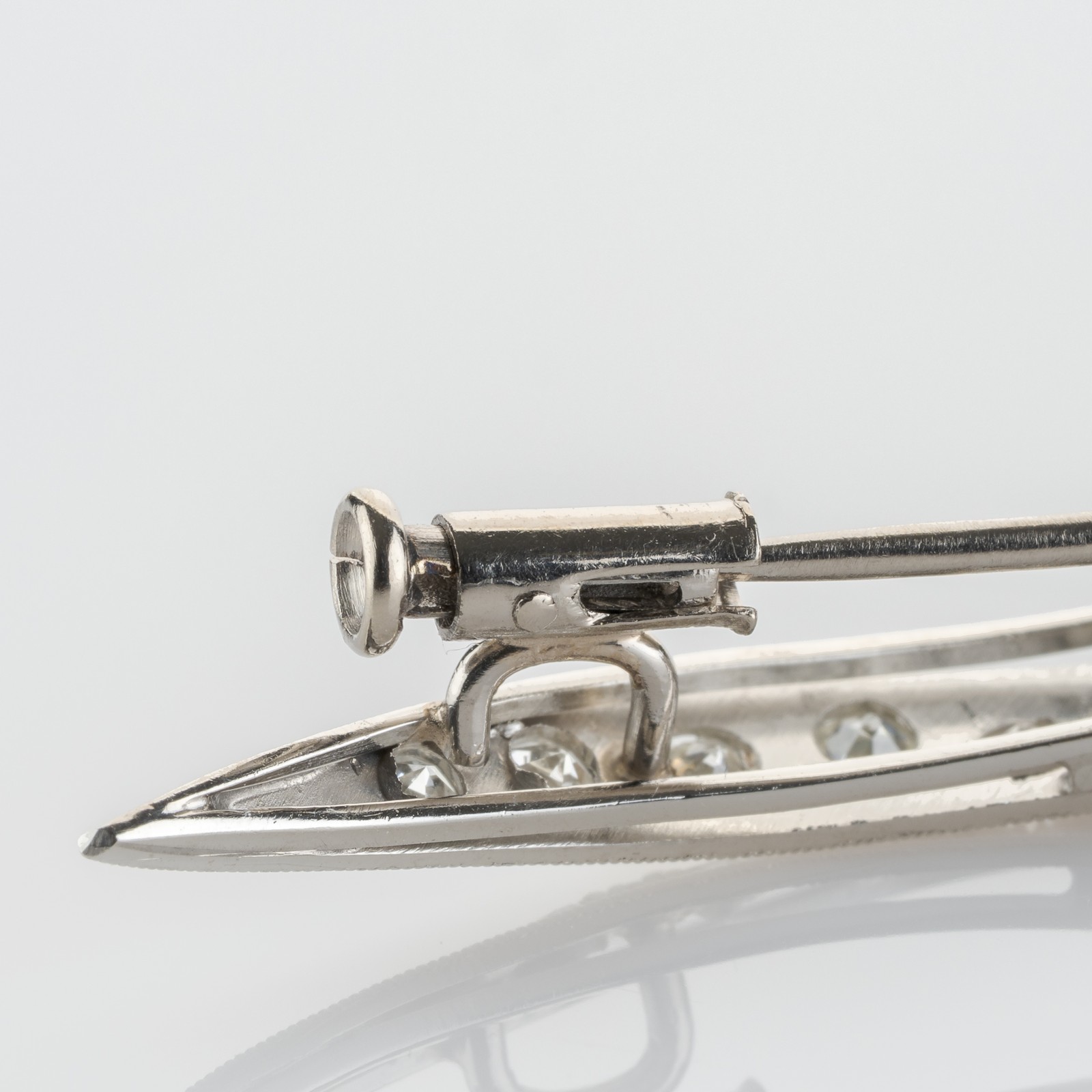 0.70 ct Diamond Brooch in 900 Platinum, Late Art Deco Design