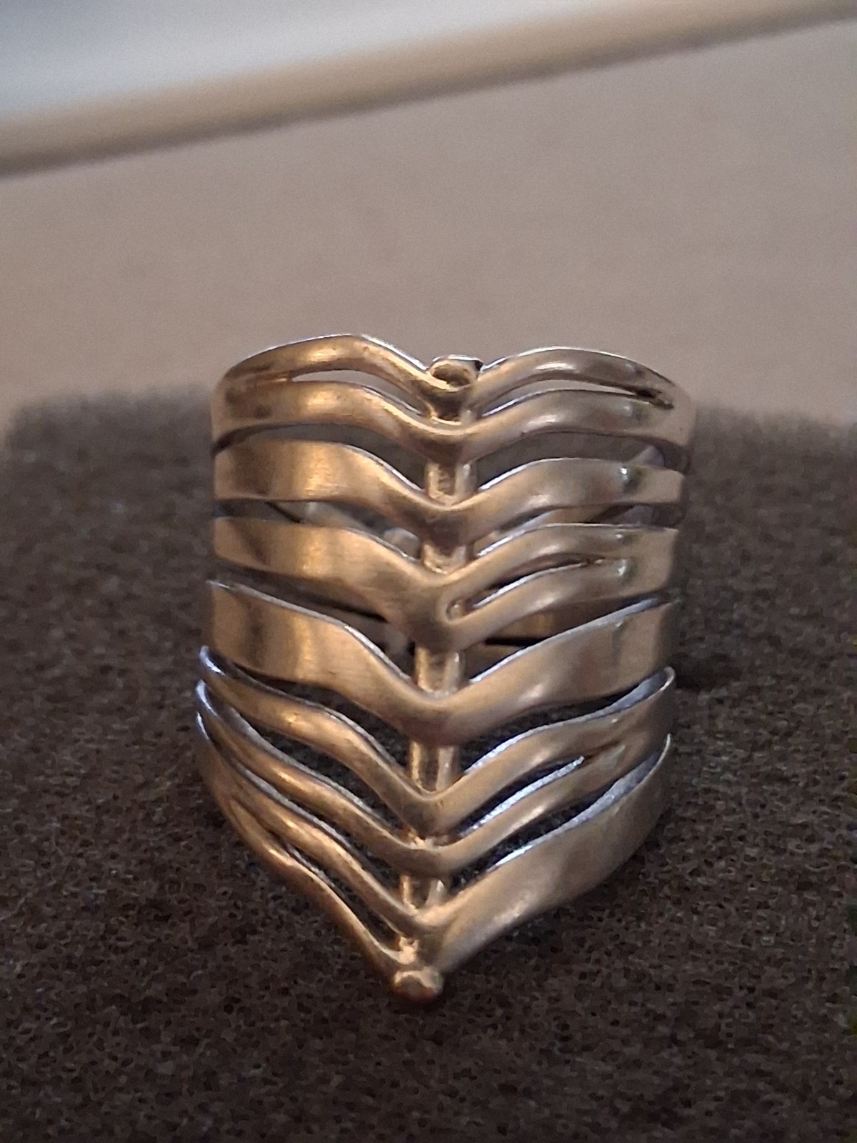 Kendra Scott Liv Ring chevron style Silver tone size 6 Adjustable