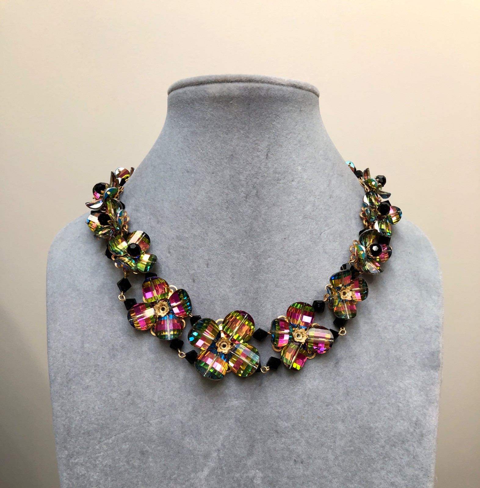 VTG 1950s 60s WESTERN GERMANY Margarita Heliotrope & JET GLASS BEAD BIB Demi