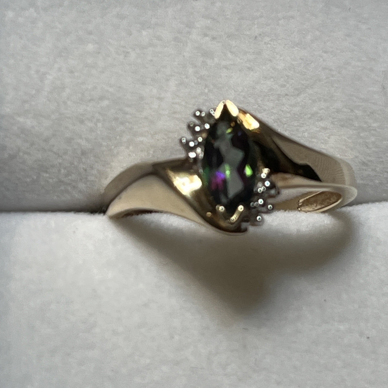 10k Solid Yellow Gold with Mystic Topaz Accent Ring Size 7; 2.4 grams, gorgeous
