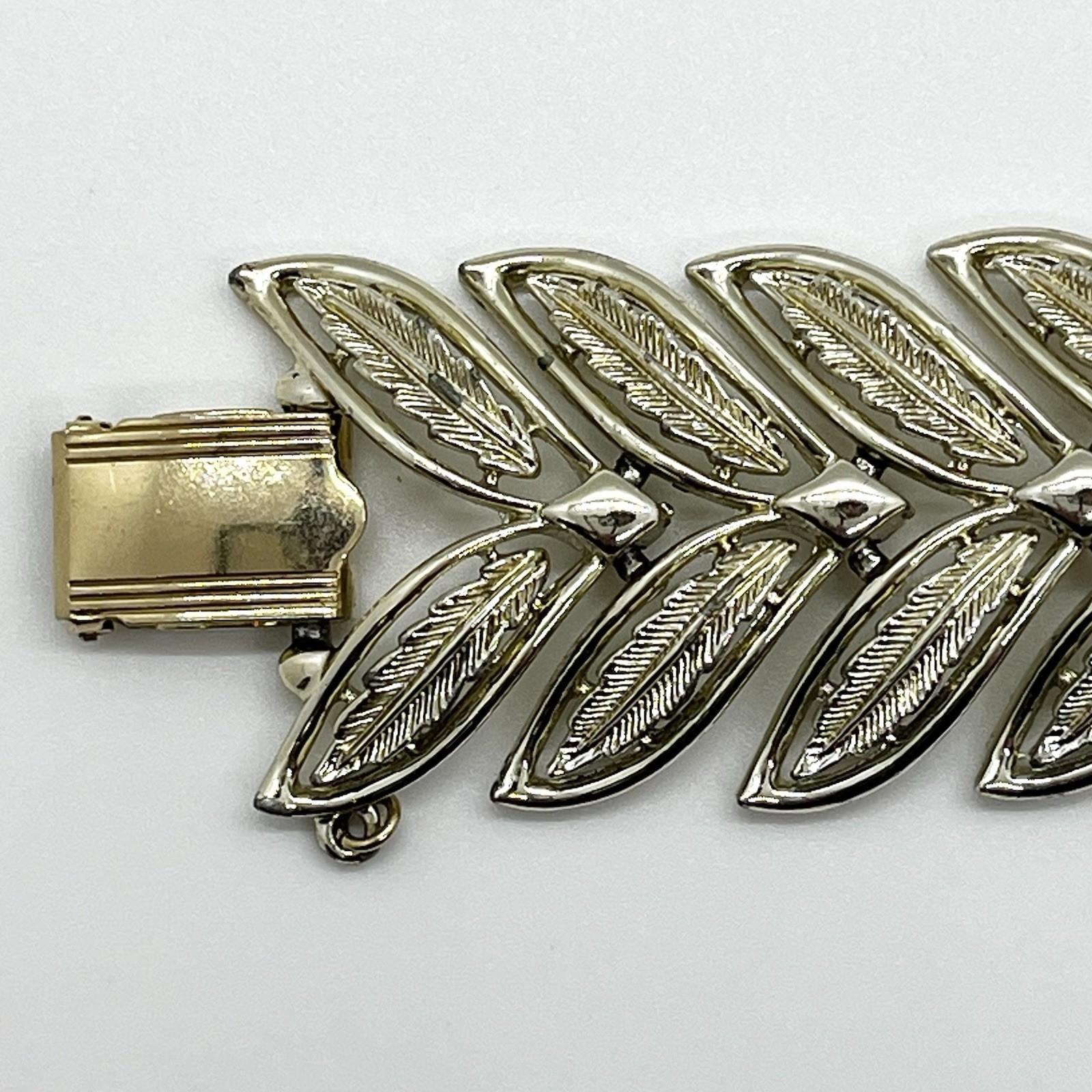 Coro Gold Tone Leaf Link Bracelet 7” Fold Over Clasp Missing Safety Chain Signed