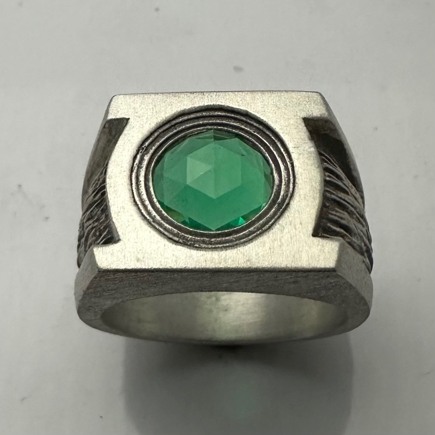MJG STERLING SILVER GREEN LANTERN RING. 10mm ROSE CUT LAB GR.EMERALD. 26GR. 11.5