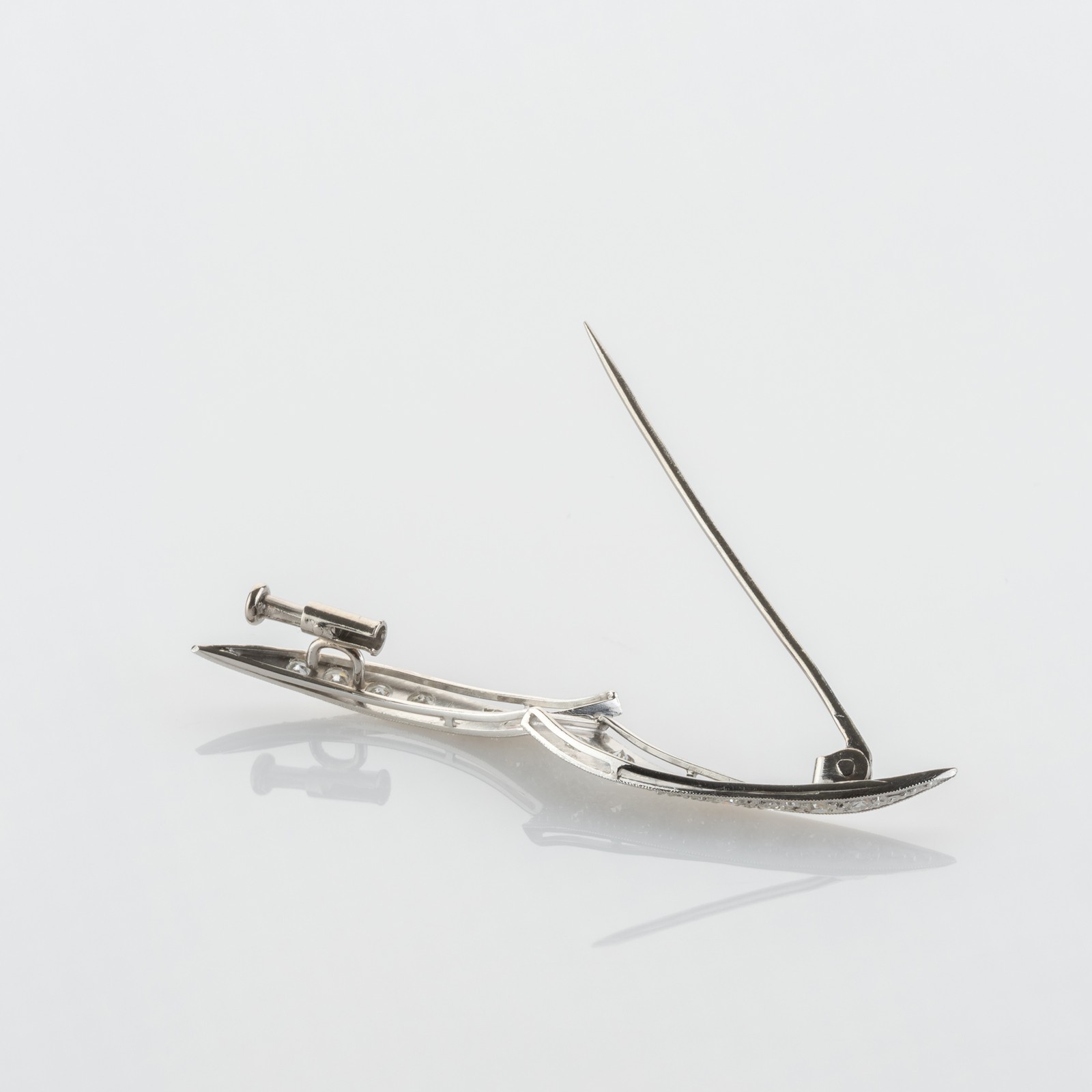 0.70 ct Diamond Brooch in 900 Platinum, Late Art Deco Design