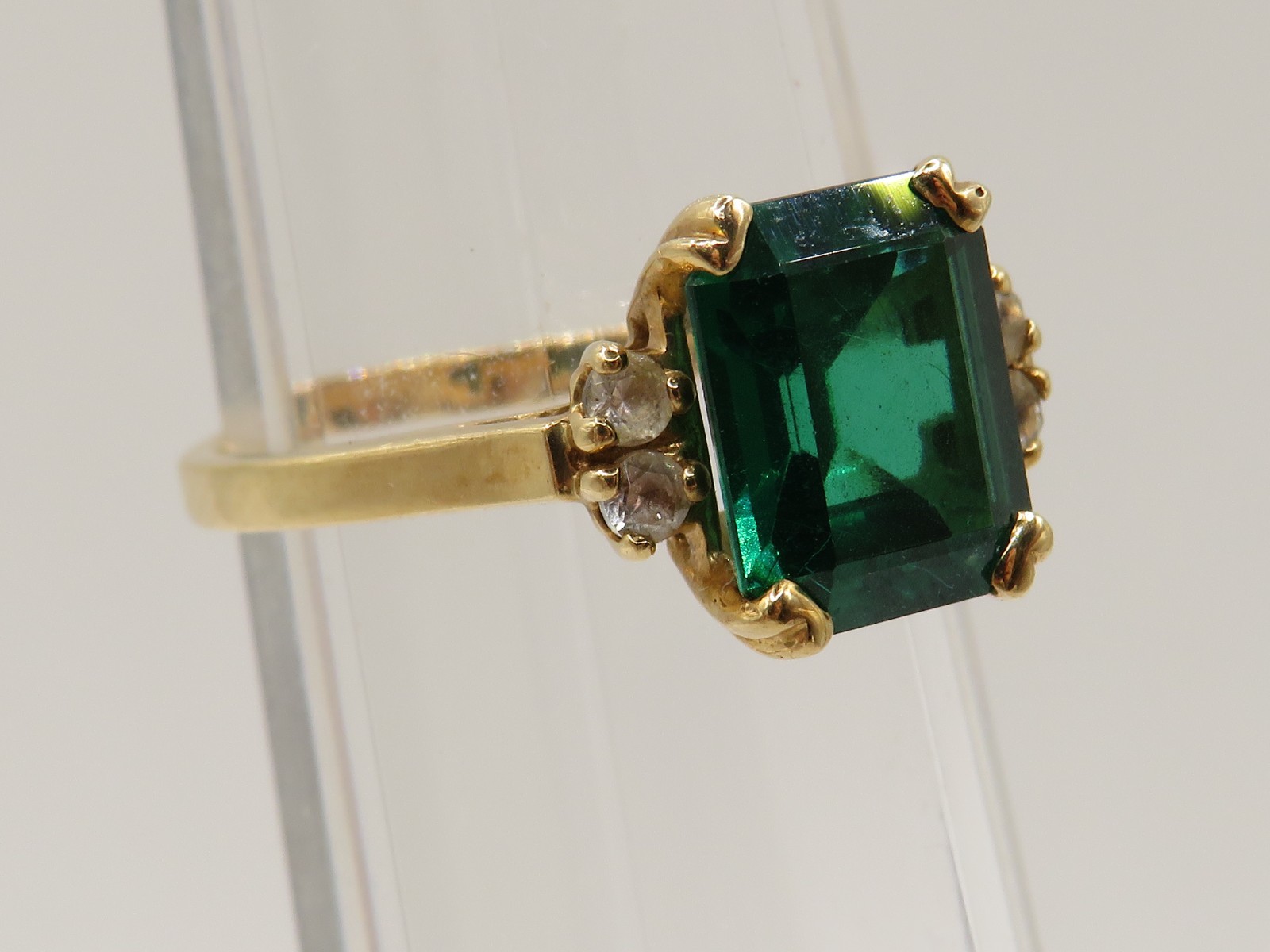 10K YELLOW GOLD RING w 5 SYNTHETIC SPINELS (1 GREEN & 4 WHITE) – SIZE 7.75*