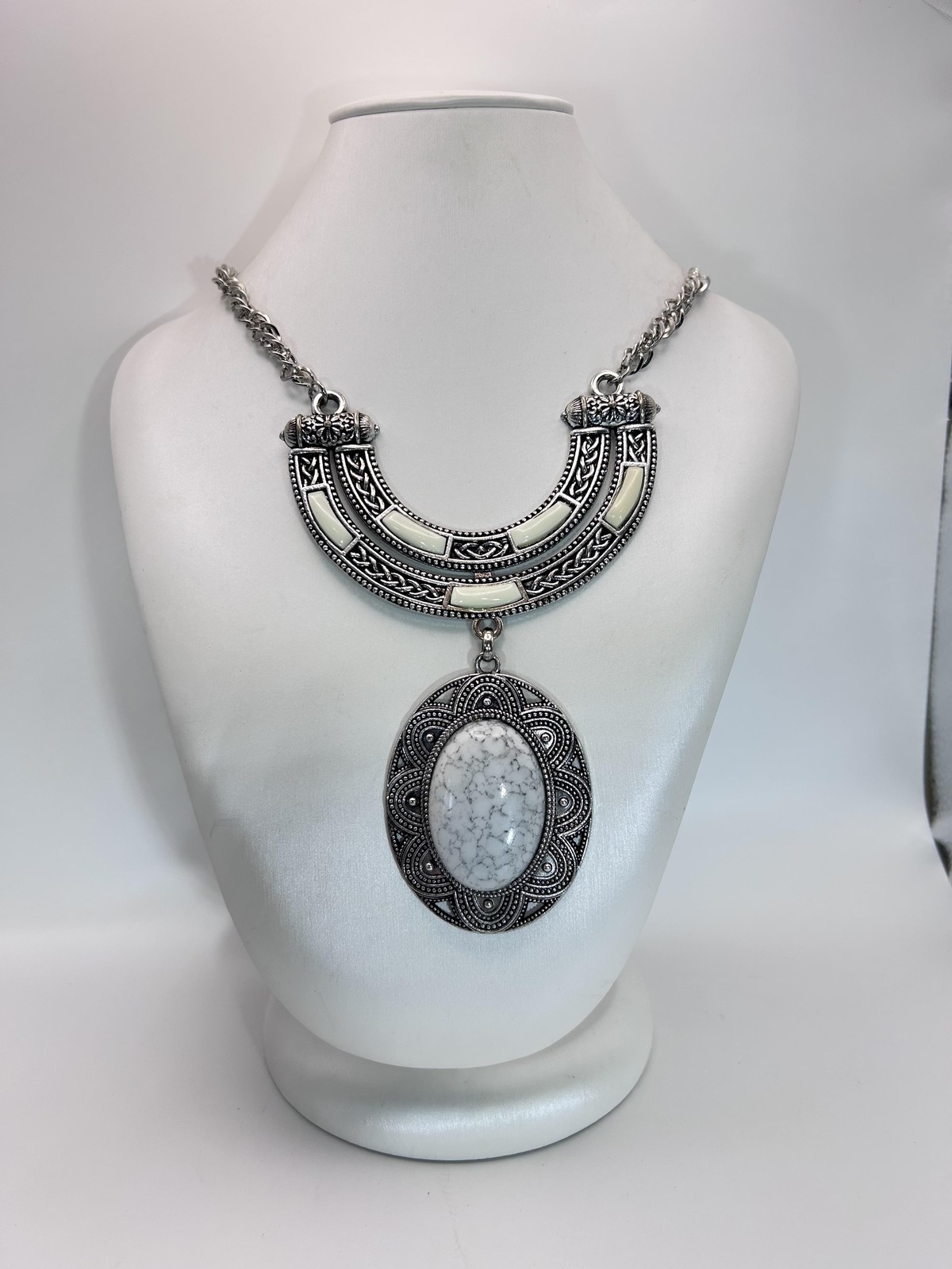Necklace Silver Tone Bib Statement Oval Howlite Pendant Boho Chunky Chain