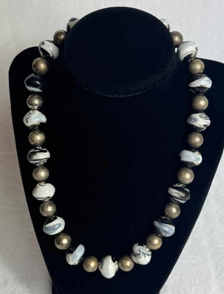 Vintage Black White Marbled Bead Necklace Gold Tone Chunky Statement 19″ Retro
